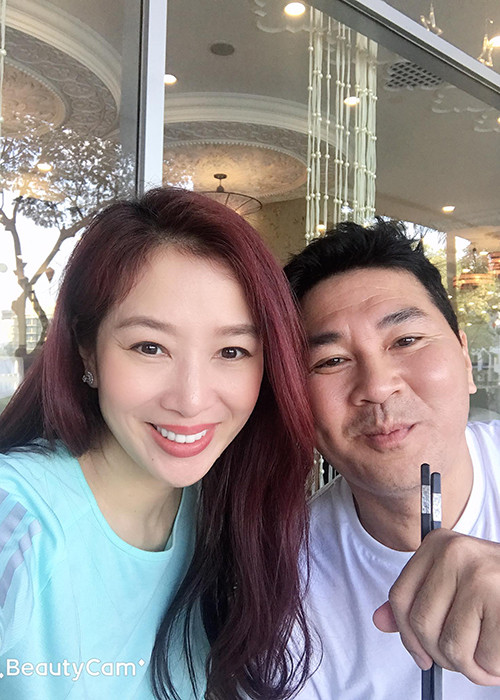 Nụ cười luôn thường trực trên môi của vợ chồng Hoa khôi Thể thao năm 1995.