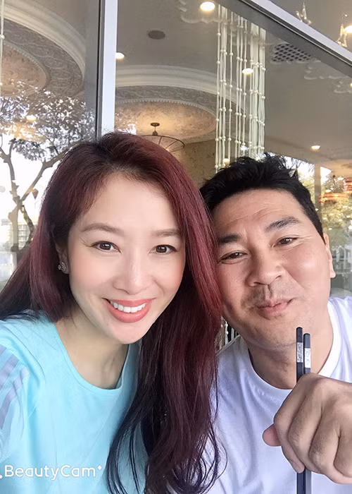 Nụ cười luôn thường trực trên môi của vợ chồng Hoa khôi Thể thao năm 1995.