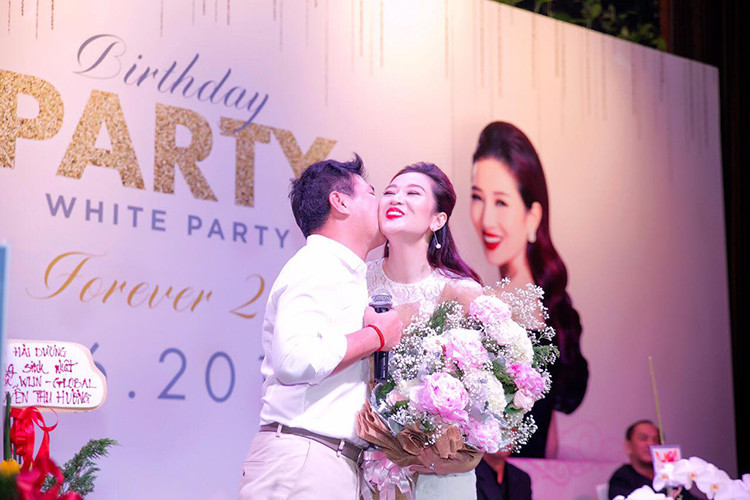 Khoảnh khắc ngọt ngào của vợ chồng Thu Hương tại bữa tiệc sinh nhật.