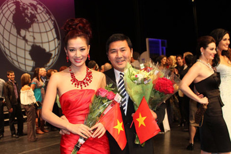 Khi Thu Hương tham gia Hoa hậu quý bà thế giới 2011, doanh nhân Nguyễn Hoài Nam hết lòng động viên tinh thần vợ.