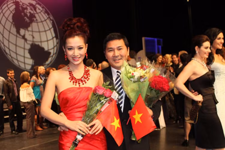 Khi Thu Hương tham gia Hoa hậu quý bà thế giới 2011, doanh nhân Nguyễn Hoài Nam hết lòng động viên tinh thần vợ.