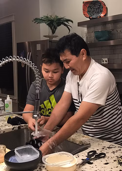 Hoa khôi sinh năm 1979 từng khoe ông xã thường chủ động nghĩ ra thực đơn cho gia đình và trực tiếp vào bếp giúp vợ nấu những món ngon.