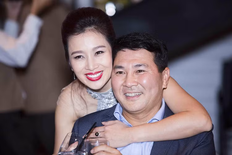 Trước ống kính, chồng của Hoa khôi Thể thao năm 1995 không ngại thể hiện tình cảm dành cho vợ.