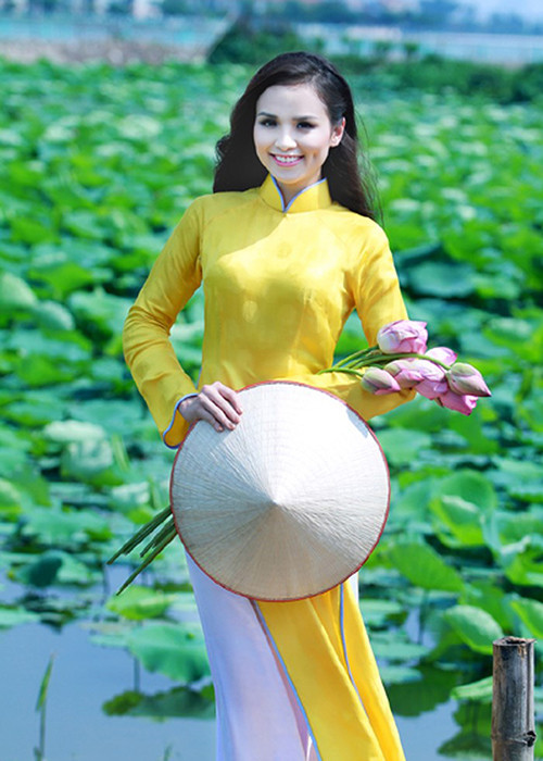 Năm 2014, khi dư luận bức xúc những bức ảnh tạo dáng phản cảm bên hoa sen, Diễm Hương tung bộ ảnh khoe vẻ đẹp ngọt ngào bên quốc hoa. Ảnh: An ninh thủ đô