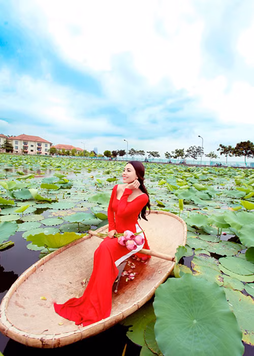 Ngày hoa sen nở rộ cách đây ít năm, Trà Ngọc Hằng rũ bỏ vẻ gợi cảm, thực hiện bộ ảnh áo dài kín đáo. Ảnh: Khám phá