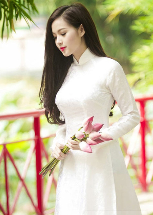 Vẻ đẹp ngọt ngào của Tâm Tít trong tà áo dài và sen cũng khiến fan ngất ngây. Ảnh: Dân Việt