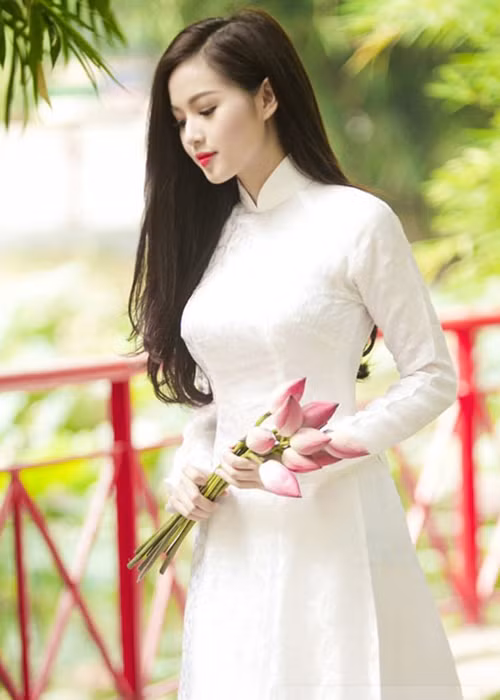 Vẻ đẹp ngọt ngào của Tâm Tít trong tà áo dài và sen cũng khiến fan ngất ngây. Ảnh: Dân Việt