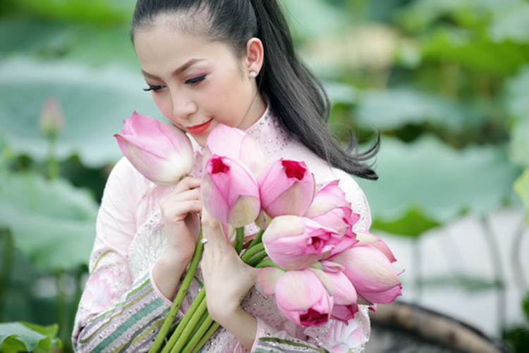 Diện áo dài tạo dáng bên hoa sen, diễn viên múa Linh Nga khoe vẻ đẹp truyền thống ngọt ngào, đằm thắm. Ảnh: Lao động