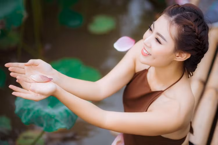 Nhiều mỹ nhân Việt có sở thích chụp ảnh bên hoa sen. Diễn viên Thanh Hương là một trong số đó. Ảnh: Dân Việt