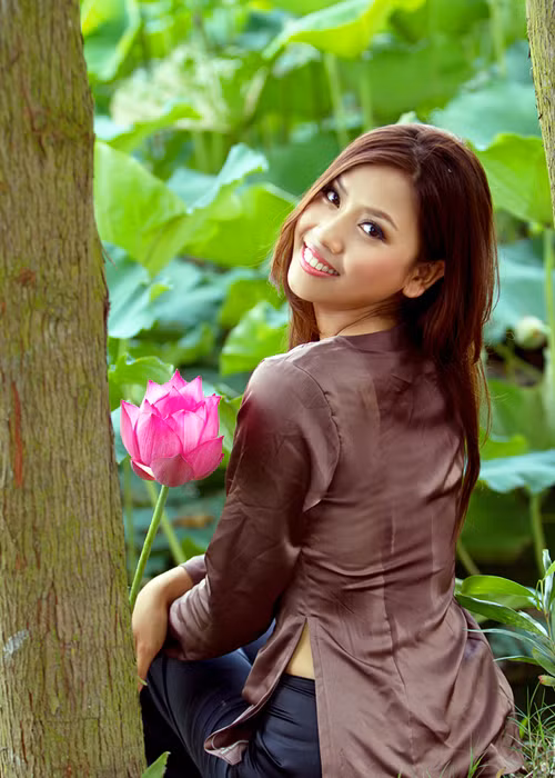 Người đẹp Nguyễn Thị Loan hóa cô thôn nữ đắm chìm trong vẻ đẹp thuần khiết của hoa sen ngày hè. Ảnh: An ninh thủ đô