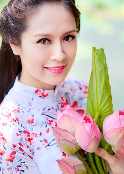 Giữa đầm sen, bà xã của Đức Thịnh e ấp khoe vẻ dịu dàng. Ảnh: Khám phá