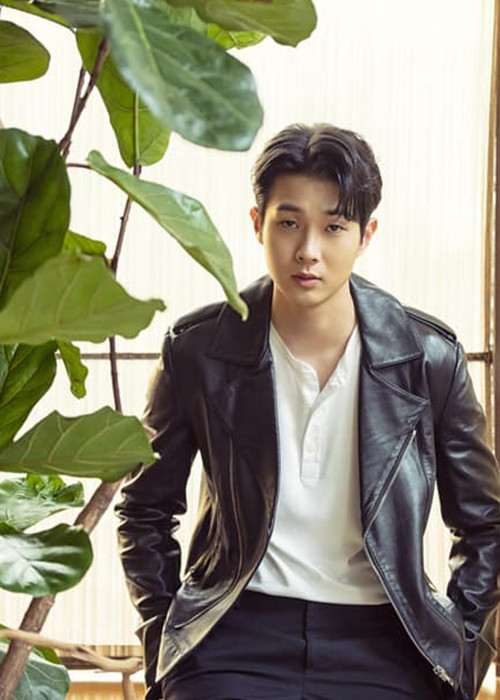 Choi Woo Sik sinh năm 1990, từ nhỏ sống ở Canada. Năm 21 tuổi, anh trở lại Hàn Quốc để thực hiện ước mở trở thành ngôi sao.