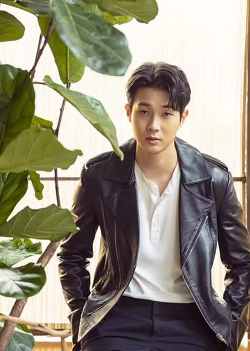 Choi Woo Sik sinh năm 1990, từ nhỏ sống ở Canada. Năm 21 tuổi, anh trở lại Hàn Quốc để thực hiện ước mở trở thành ngôi sao.