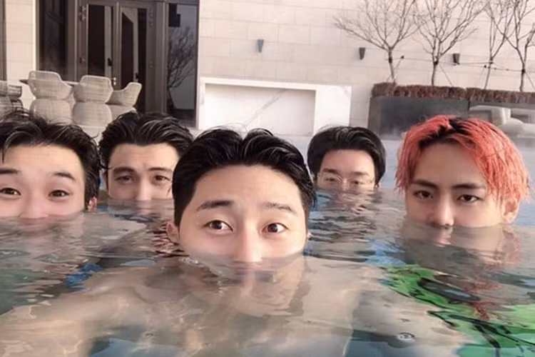 Nhóm bạn thân của Choi Woo Shik thường xuyên gặp gỡ, đi du lịch và ủng hộ nhau trong công việc.