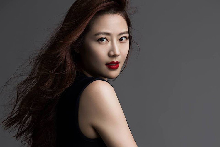 Gần đây, Trương Hi Ân chia sẻ, khi còn yêu cô, Ngôn Thừa Húc vẫn nhắn tin qua lại với Lâm Chí Linh. Vì thế, Hi Ân quyết định chia tay.