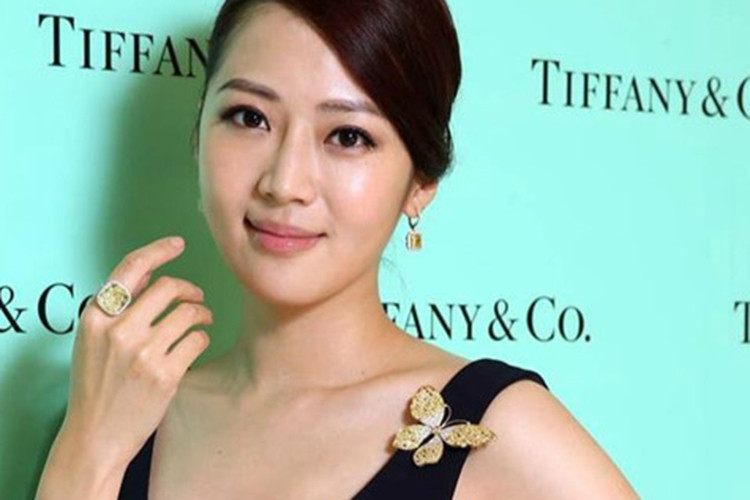 Năm 2014, Ngôn Thừa Húc yêu Trương Hi Ân là người mẫu cùng thuộc công ty quản lý với Lâm Chí Linh. Tuy nhiên, mối quan hệ này sớm kết thúc.