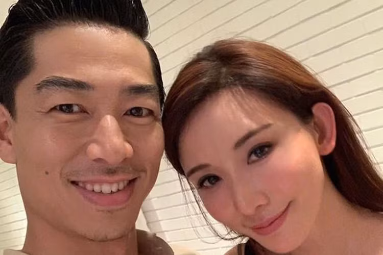 Lâm Chí Linh kết hôn với Akira. Anh là ca sĩ người Nhật Bản, kém cô đến 7 tuổi. Từ bạn bè, cả hai trở thành người yêu vào cuối năm 2018.