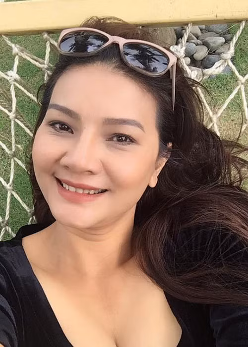 Ngoài 40 tuổi, Kiều Trinh vẫn sở hữu vẻ ngoài gợi cảm.