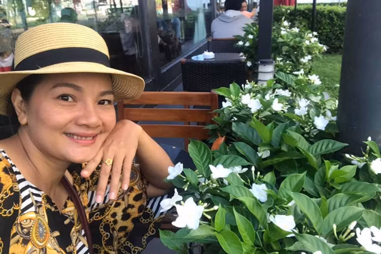 Ngoài đời, nữ diễn viên không ngại để mặt mộc hoàn toàn hoặc chỉ trang điểm nhẹ.