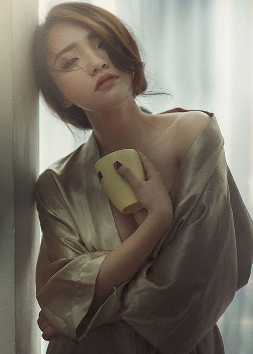 Nhật Thủy sinh năm 1991, bước ra từ cuộc thi Vietnam Idol 2014 với danh hiệu quán quân.