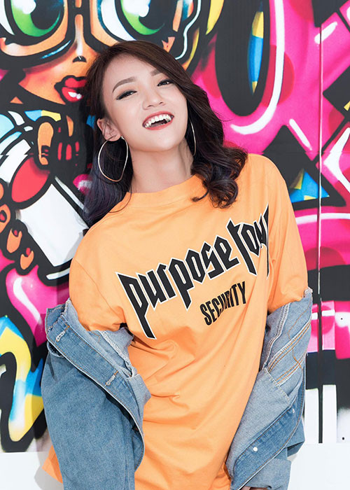 Nữ ca sĩ chia sẻ thêm, scandal của 3 diễn viên phụ "Siêu quậy" là bài học cho các diễn viên trẻ cần có trách nhiệm hơn với công việc, không để ồn ào đời tư làm ảnh hưởng đến tập thể.