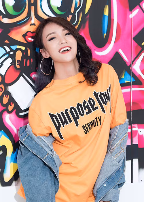 Nữ ca sĩ chia sẻ thêm, scandal của 3 diễn viên phụ "Siêu quậy" là bài học cho các diễn viên trẻ cần có trách nhiệm hơn với công việc, không để ồn ào đời tư làm ảnh hưởng đến tập thể.