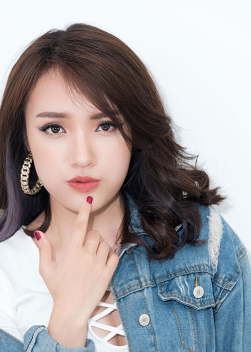 Sau khi lấy chồng, sinh con, Nhật Thủy được khen ngợi mặn mà hơn thuở còn con gái.