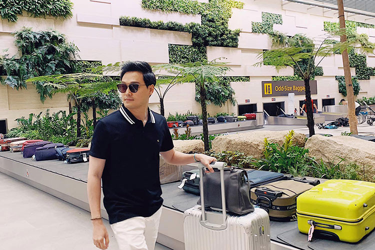 Quang Vinh xách vali đi du lịch.