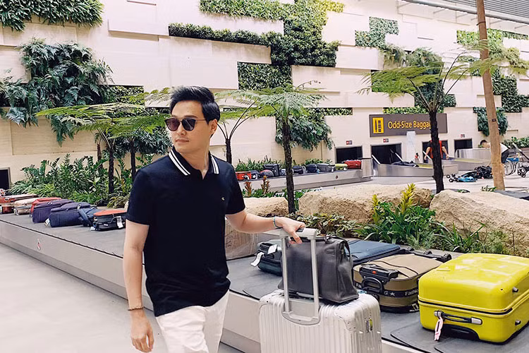 Quang Vinh xách vali đi du lịch.