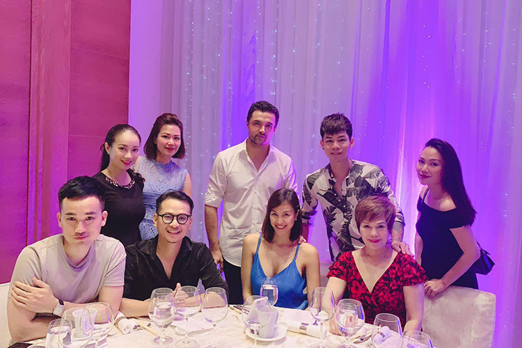 Phương Mai (váy xanh) và chồng sắp cưới mời bạn bè đi thẩm định các món ăn dành cho đám cưới sắp tới.