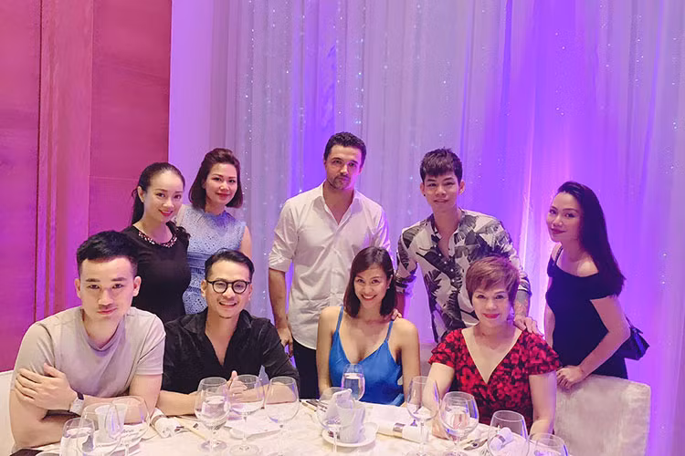 Phương Mai (váy xanh) và chồng sắp cưới mời bạn bè đi thẩm định các món ăn dành cho đám cưới sắp tới.