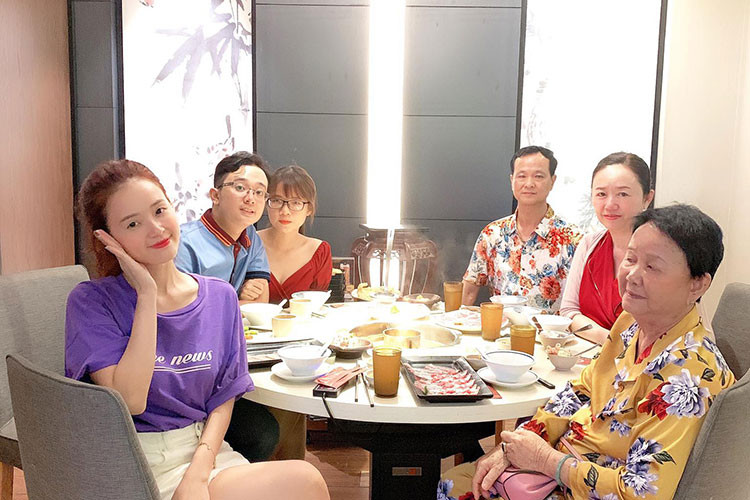 Hot girl Midu cùng bố mẹ tổ chức sinh nhật cho em trai.