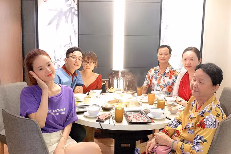 Hot girl Midu cùng bố mẹ tổ chức sinh nhật cho em trai.