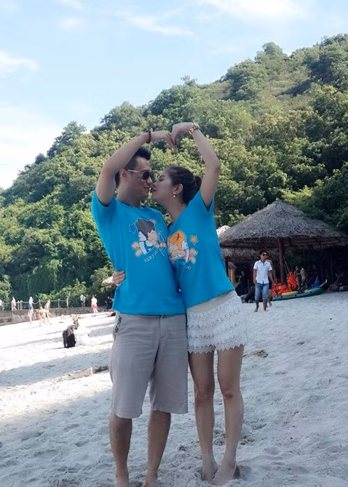 Nam diễn viên phim "Người phán xử" và vợ kém 8 tuổi thường xuyên đi du lịch trong nhiều năm hẹn hò.