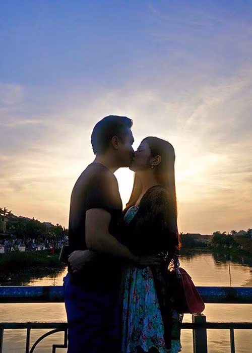 Cặp đôi mặc đồ đôi, thân mật trong những chuyến du lịch hâm nóng tình cảm.