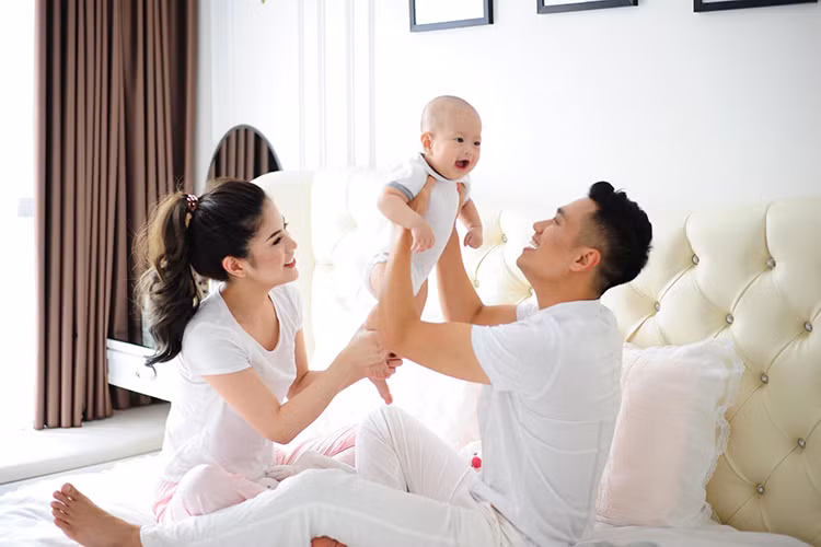 "Cảm ơn cuộc sống đã cho tôi gặp một người phụ nữ để thấu hiểu, tôn trọng nghề nghiệp của mình và luôn làm chỗ dựa tinh thần cho tôi những khi mệt mỏi", nam diễn viên chia sẻ.