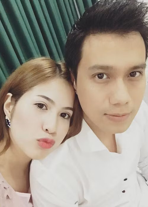 Dù đã quen nhau một thời gian khá dài trước đó nhưng đến nửa cuối năm 2014, Việt Anh mới công khai chuyện tình với Trần Hương.