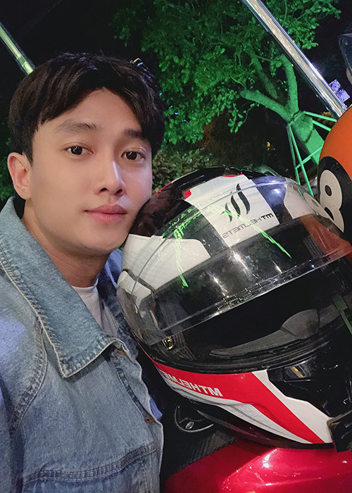 Trên fanpage, Vũ của "Về nhà đi con" liên tục cập nhật hình ảnh mới nhất đồng thời tích cực trả lời bình luận của người hâm mộ.