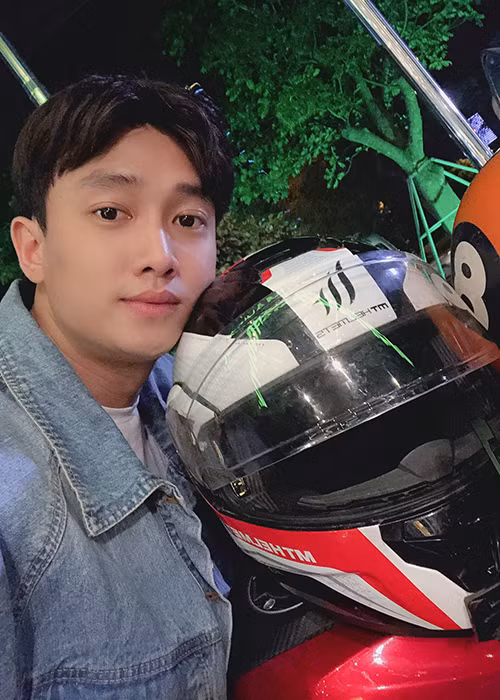 Trên fanpage, Vũ của "Về nhà đi con" liên tục cập nhật hình ảnh mới nhất đồng thời tích cực trả lời bình luận của người hâm mộ.