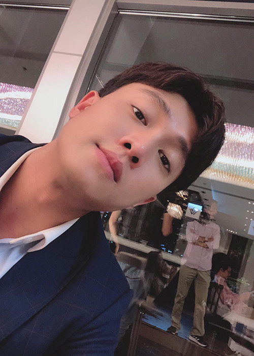 Mặc kệ những lời bàn tán của một số khán giả, Quốc Trường lập trang fanpage của mình để thuận tiện cho việc giao lưu với người hâm mộ đang ngày càng tăng.