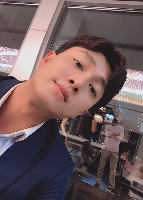 Mặc kệ những lời bàn tán của một số khán giả, Quốc Trường lập trang fanpage của mình để thuận tiện cho việc giao lưu với người hâm mộ đang ngày càng tăng.