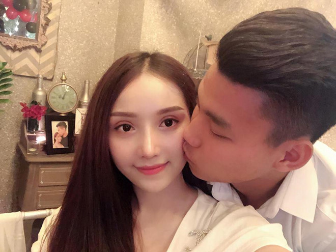 Ngày 14/6, Bảo Trân đăng tải đoạn chat ngọt ngào với Văn Thanh và chia sẻ về chuyện tình cảm giữa hai người. Theo 9X, thời gian gần đây cô và bạn trai bận bịu với công việc riêng nên không thể dành thời gian ở bên nhau nhiều như trước. Tuy vậy, tình cảm hai người không hề phai nhạt mà ngày càng hiểu, thông cảm và trân trọng nhau hơn.