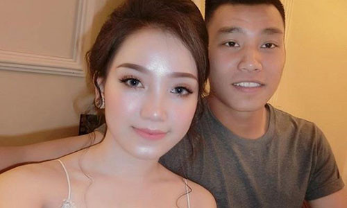 Bên nhau đã gần 4 năm, tuyển thủ Việt Nam Vũ Văn Thanh và bạn gái khiến nhiều dân mạng ngưỡng mộ khi thường xuyên dành cho nhau những lời nói, cử chỉ ngọt ngào. Nửa kia của tiền vệ CLB Hoàng Anh Gia Lai là Phùng Bảo Trân (24 tuổi) hiện sinh sống tại TP Pleiku, Gia Lai. Cô kinh doanh trong lĩnh vực làm đẹp, thời trang.