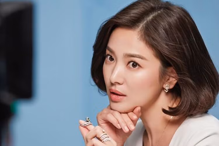 Trong bộ ảnh mới, bà xã của Song Joong Ki khoe vẻ đẹp bất chấp thời gian.