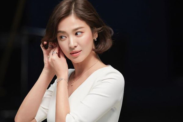 Trong bộ ảnh mới, nàng ngọc nữ của màn ảnh xứ Hàn khoe vẻ sang trọng, quý phái với vai trò người đại diện cho một thương hiệu trang sức.