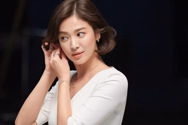 Trong bộ ảnh mới, nàng ngọc nữ của màn ảnh xứ Hàn khoe vẻ sang trọng, quý phái với vai trò người đại diện cho một thương hiệu trang sức.