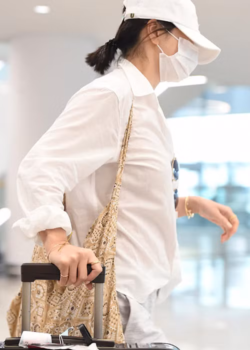 Hiện tại, trong khi Song Joong Ki tiếp tục ở lại đảo Jeju để vui chơi cùng đồng nghiệp, Song Hye Kyo lại trở về Hàn Quốc từ Bali.