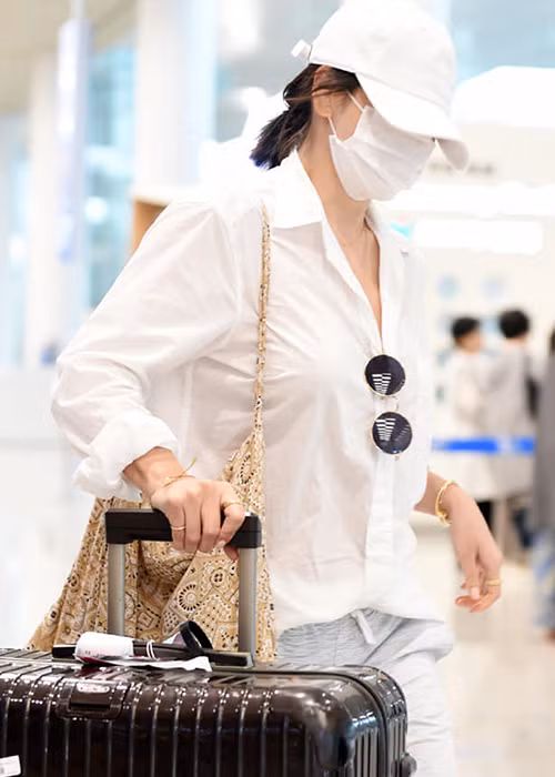 Song Hye Kyo tiếp tục không đeo nhẫn cưới khiến nhiều người một lần nữa bán tín bán nghi vợ chồng cô thực tế vẫn đang lạnh nhạt với nhau.