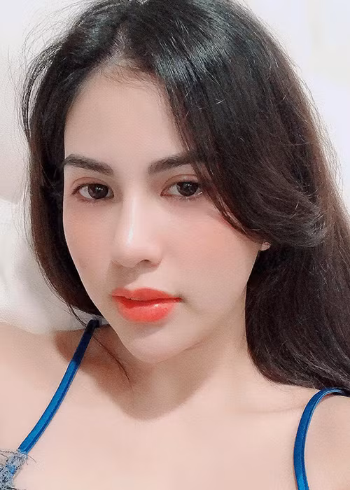 Trần Hương ngày càng gợi cảm sau khi kết hôn và sinh con.