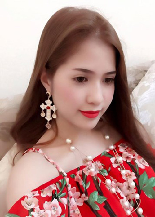 Trần Hương được khen ngợi cả về nhan sắc lẫn gu thời trang sành điệu, gợi cảm.